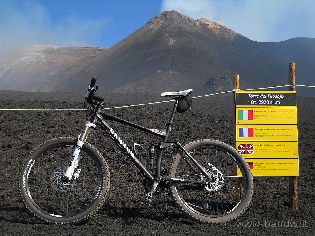 DSCN5914.JPG - Arrivo finalmente a Torre del Filosofo, scambio 4 chiacchiere con una guida dell'Etna, nonchè noto MTBiker del luogo, e proseguo lungo il mio itinerario