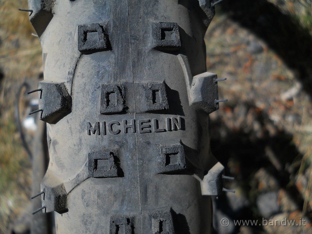DSCN5943.JPG - I nuovi Michelin Wild Grip da 2.4,  montati prima dell'uscita, mostrano già evidenti segni di usura