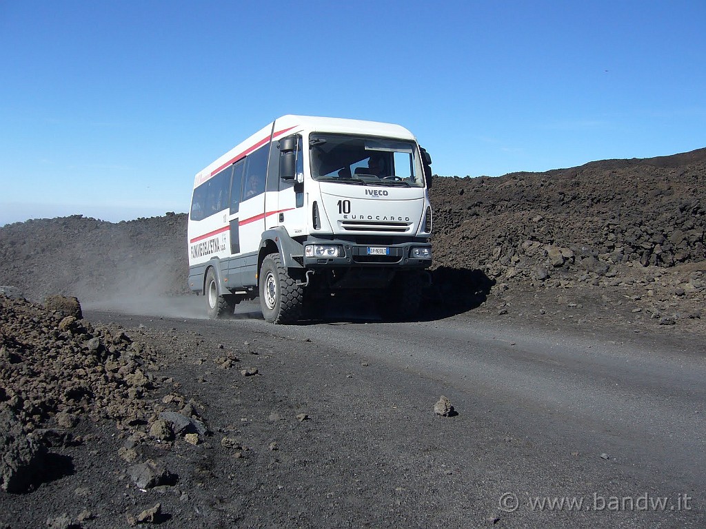 Etna-Torre_del_Filosofo2_063.JPG - proviamo un po' di invidia per i turisti che salgono comodamente fin su...