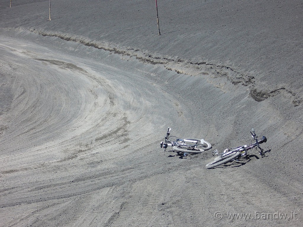 Etna-Torre_del_Filosofo2_112.JPG - le nostre bici "stanche"