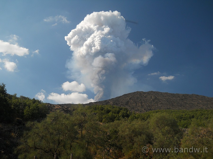 DSCN6264.JPG - L'Etna appena mi vede, inizia a sbuffare, è partito l'11° parossismo