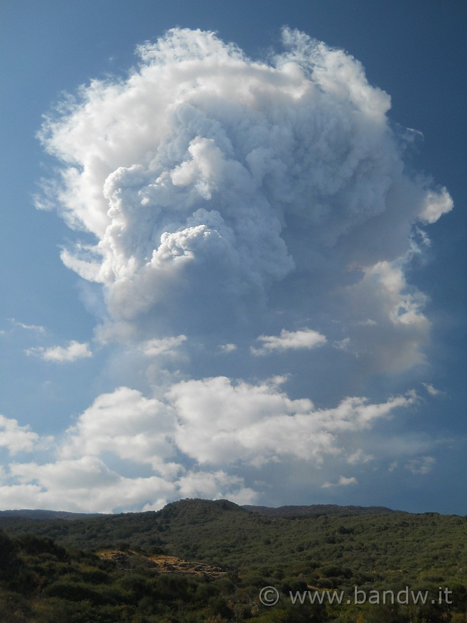 DSCN6267.JPG - Il vapore acqueo misto a cenere vulcanica non accenna a diminuire