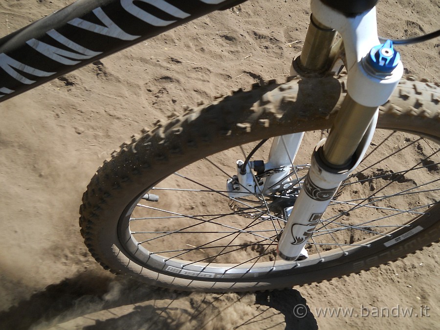 DSCN6323.JPG - Proseguo, sembra di pedalare sul borotalco, la polvere è finissima e le ruote .............