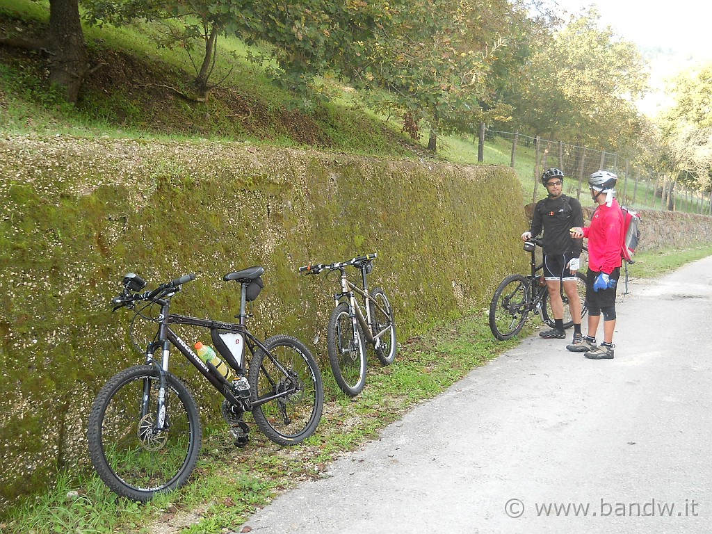 DSCN1777.JPG - Ore 09: 45 - Ultimi preparativi prima di metterci in sella