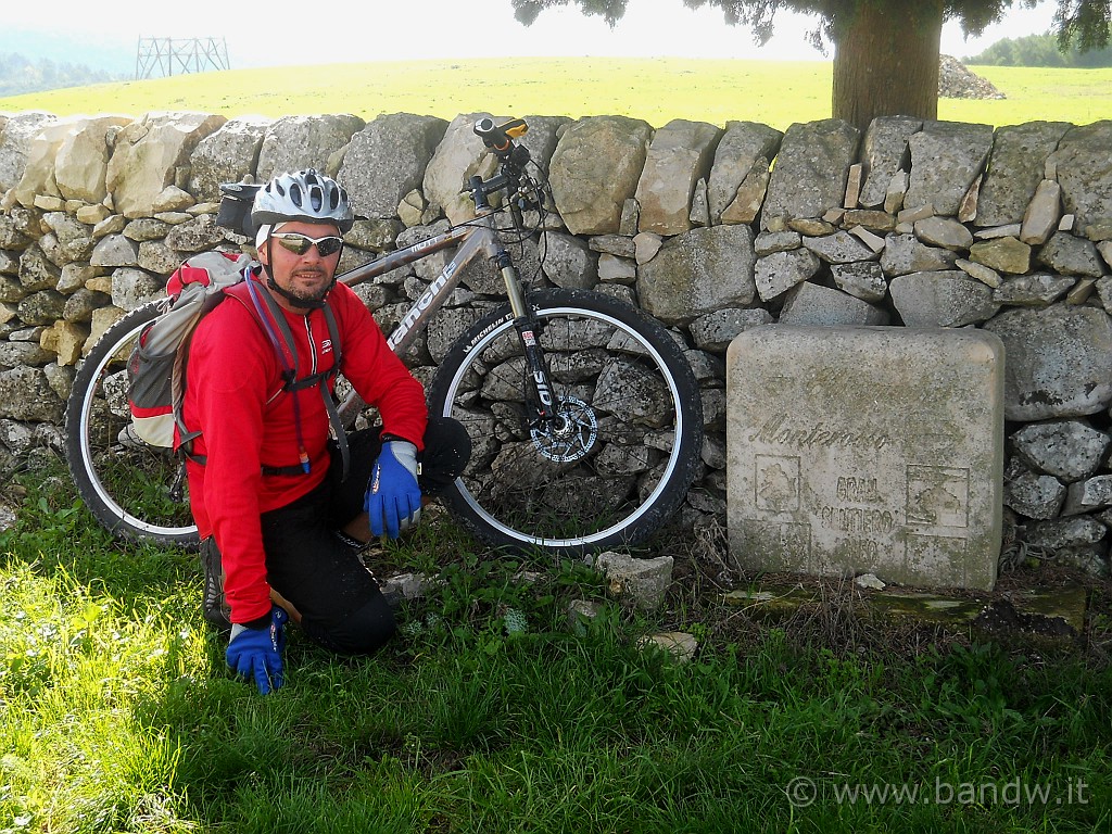 DSCN1835.JPG - .........ancora un altra foto sulla pietra miliare del "Gran sentiero Ibleo"