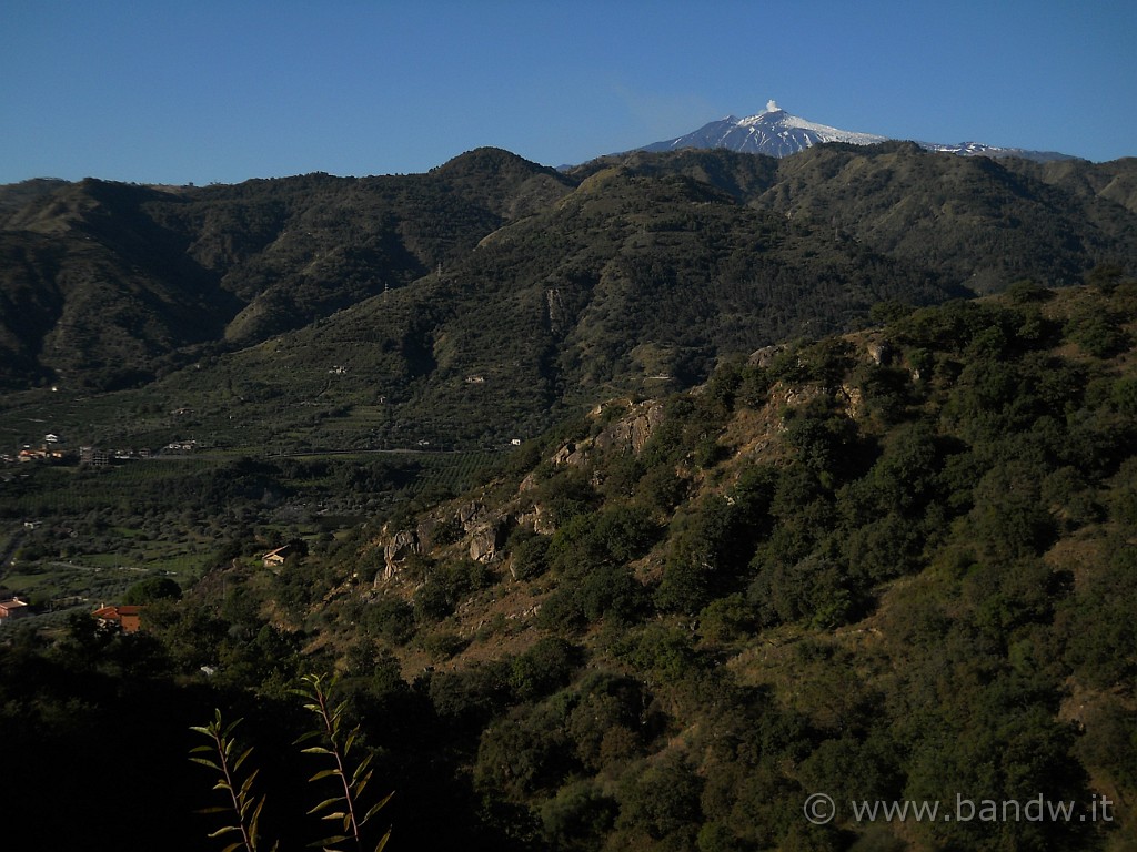 DSCN7518.JPG - L'Etna fà capolino dietro le montagne