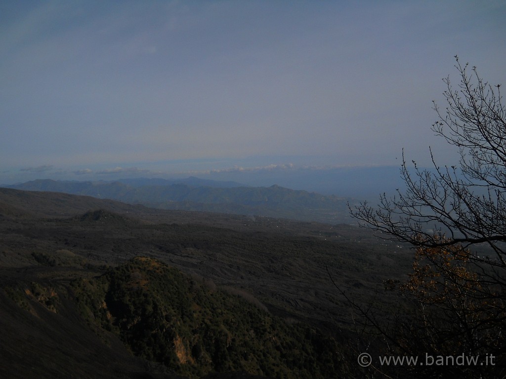 DSCN2604.JPG - Valle del Bove ed i Peloritani sullo sfondo