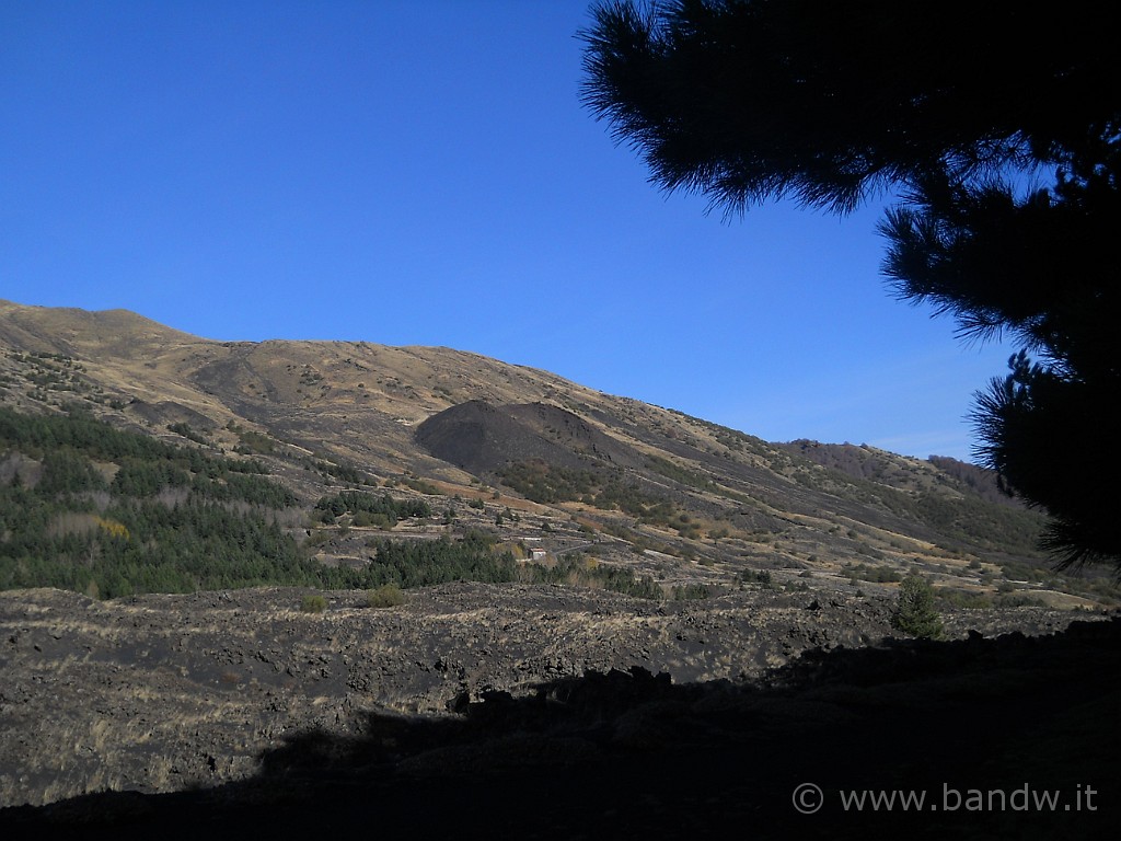 DSCN2622.JPG - Una foto ad una bocca eruttiva del 1792 e poi via giù verso valle