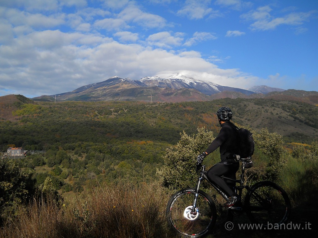 DSCN2169.JPG - Dopo l'asfalto per il trasferimento arriviamo sopra Monte Iiice e ci godiamo il meraviglioso panorama sull'Etna