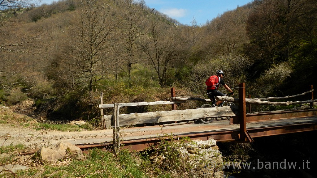 DSCN8885.JPG - Il ponticello sul Torrente Barillà