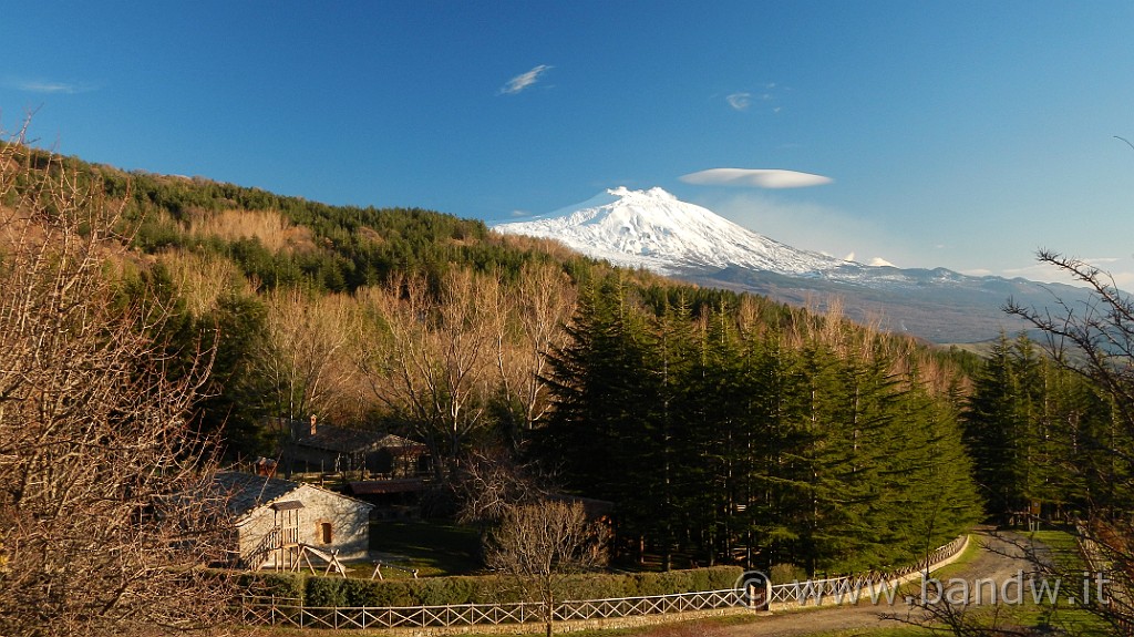 DSCN7016.JPG - Area Attrezzata Tre Arie.............e l'Etna sullo sfondo