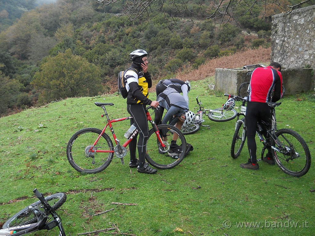 DSCN8712.JPG - Dopo 18 km circa dalla partenza, imbocchiamo la dorsale dei Peloritani e facciamo sosta a Casa degli Alpini, qui ci accoglie una leggera pioggerellina