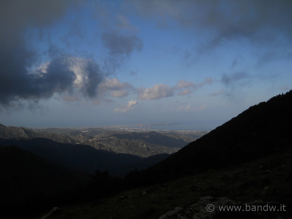 DSCN8732.JPG - Milazzo sullo sfondo, lì c'è il sole, quassù sta arrivando il mal tempo serio