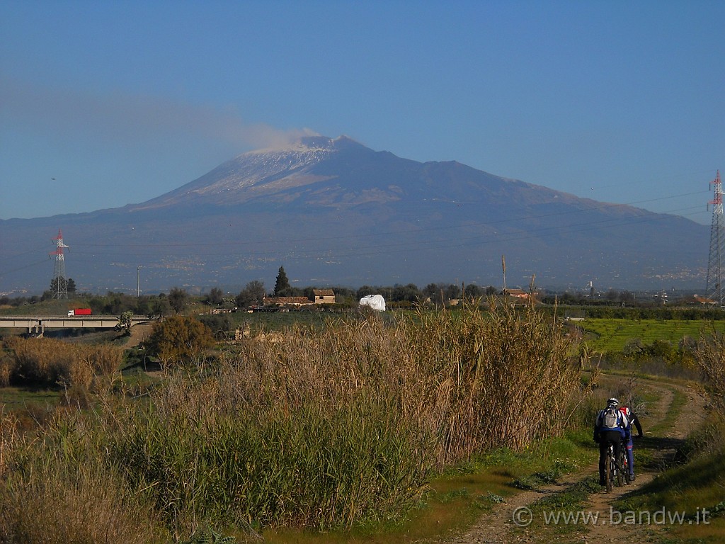 DSCN3334.JPG - L'Etna sbuffa ancora un pò di fumo dopo l'enorme attivita della notte appena trascorsa