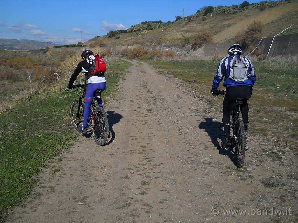 DSCN3350.JPG - ............. ci facciamo l'ultimo pò di sterrato sull'argine...........