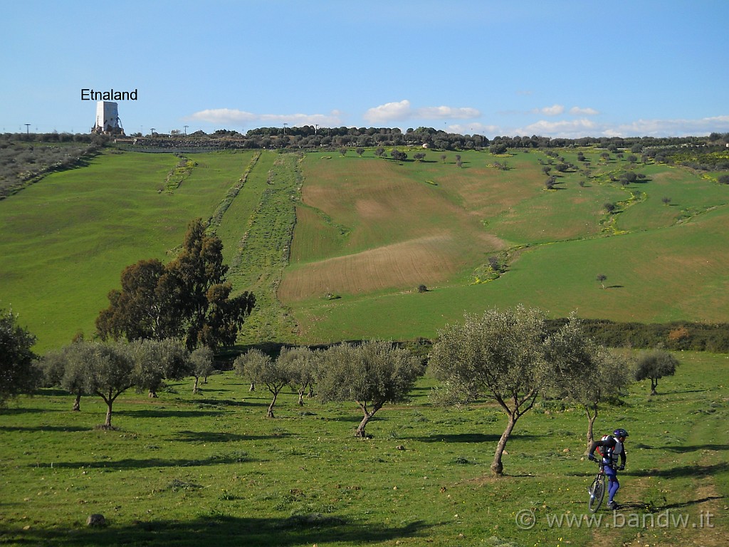 DSCN3355.JPG - Pedalata dopo pedalata, gli scenari cambiano e sono davvero mozzafiato.....ed anche qualche salita....... dove qualcuno, con la scusa di gustarseli per "bene", ne approfitta per una fugace sosta