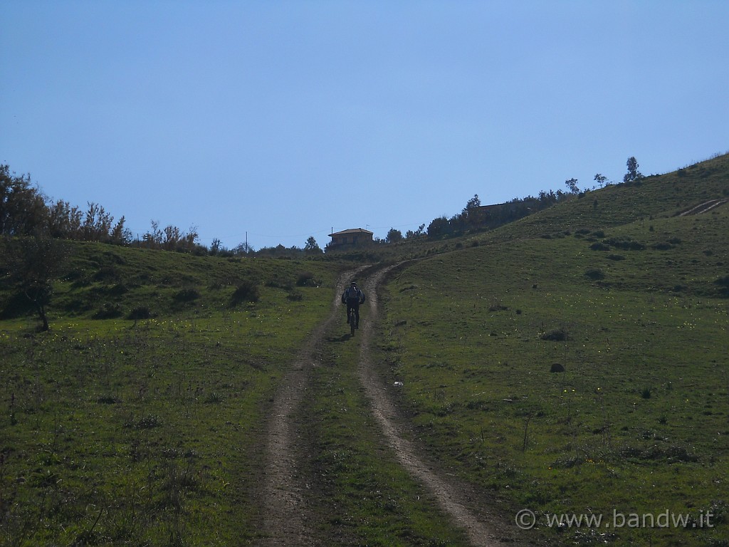 DSCN3362.JPG - Una bella e tosta salita da affrontare dove Alfio pedala con disinvoltura....................