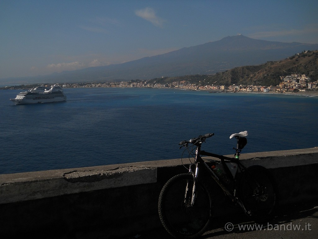 DSCN7241.JPG - Uno sguardo all'Etna...............