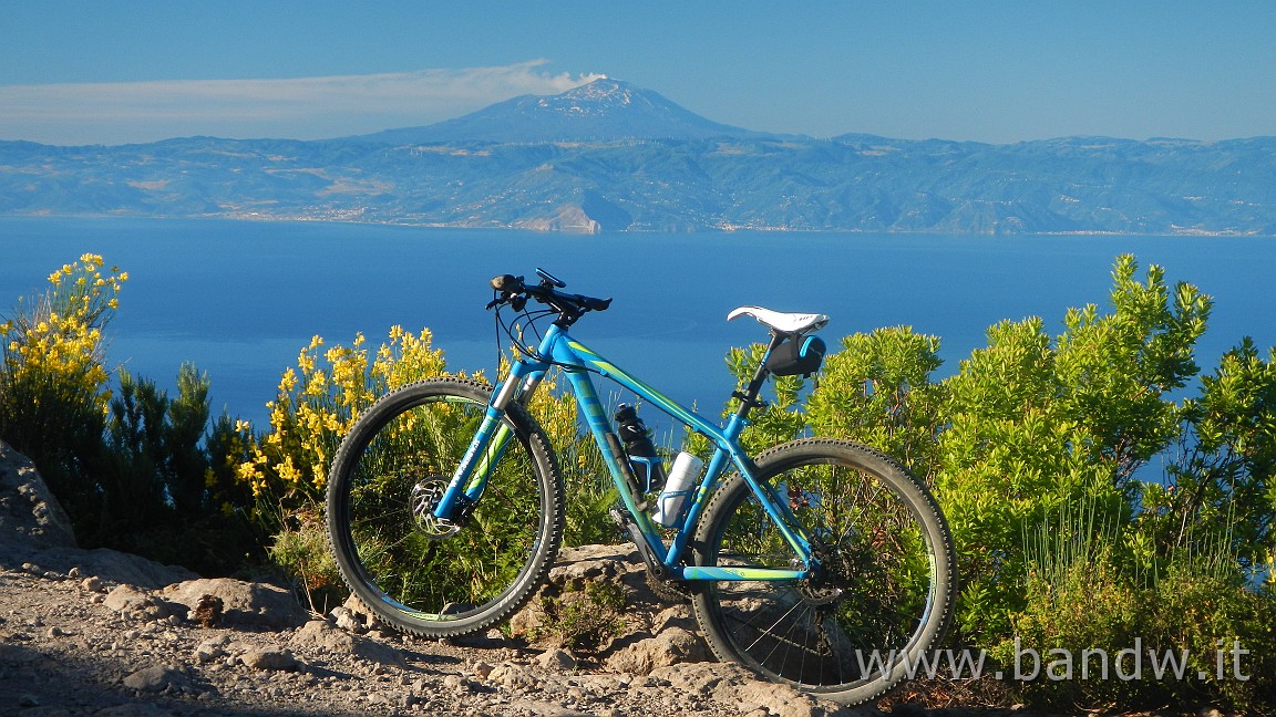 DSCN3561.JPG - L'Etna ci accoglie con una piccola fumata