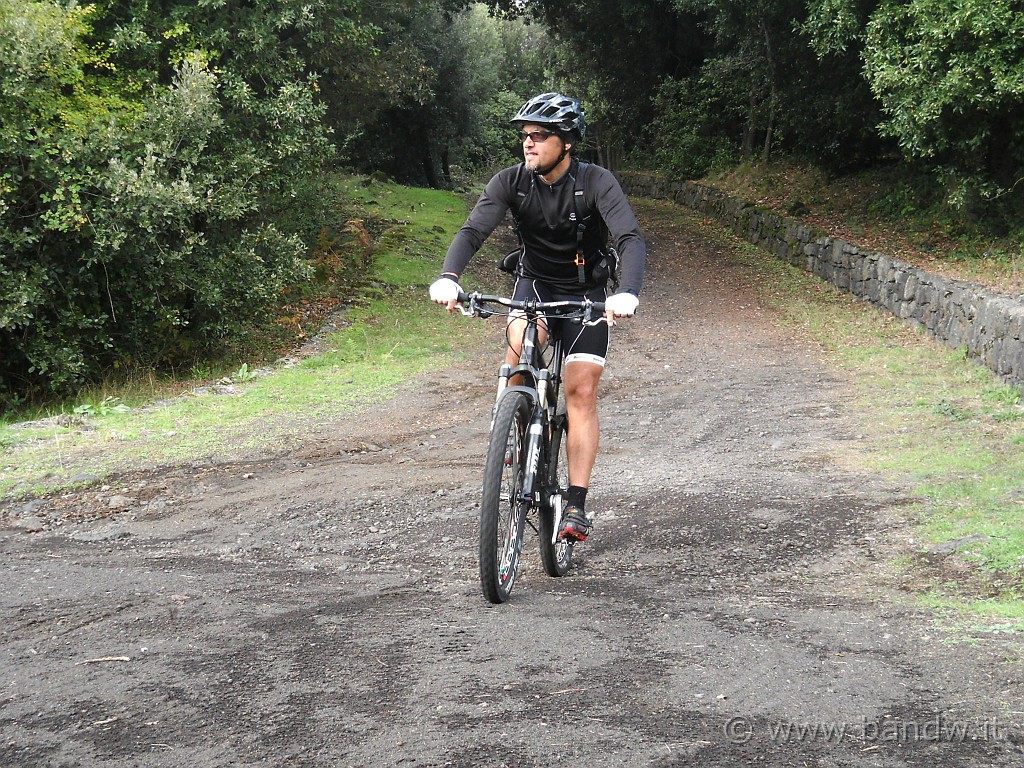 DSCN1651.JPG - bikeraetnensis sotto Monte Tre Frati