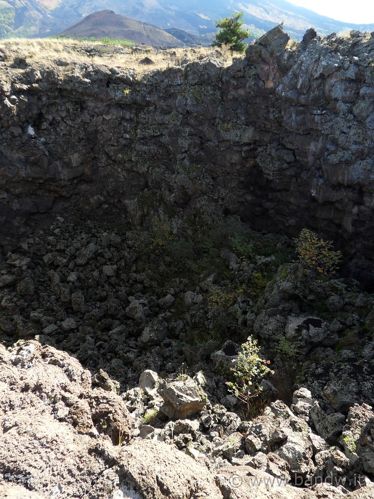 SDC17858.JPG - Enorme grotta vulcanica