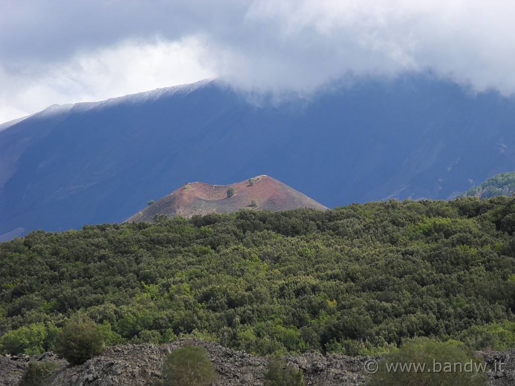 SDC17880.JPG - Monte Nuovo (1670 mt) e l'Etna sullo sfondo