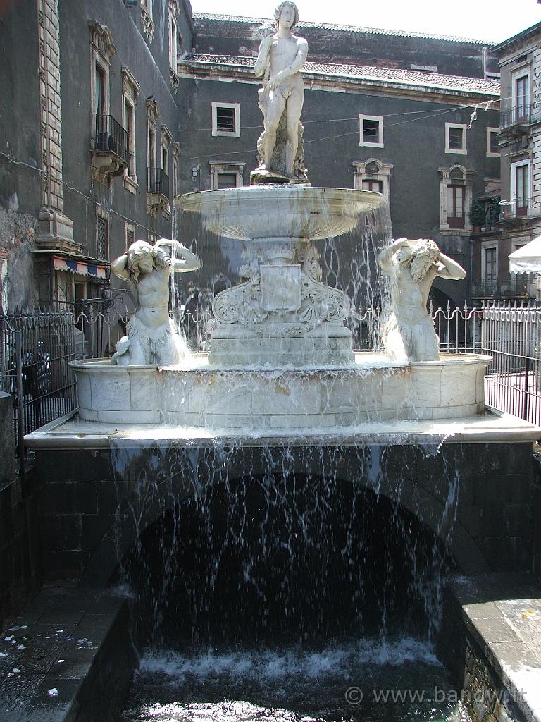 Monumenti Catania_001.JPG - "L'acqua o linzolu"
