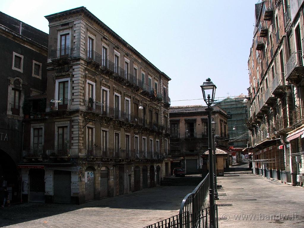 Pescheria Catania_001.JPG - Piazza Alonzo Di Benedetto ovvero la piazza della famosa "Pescheria" durante il 15 di Agosto
