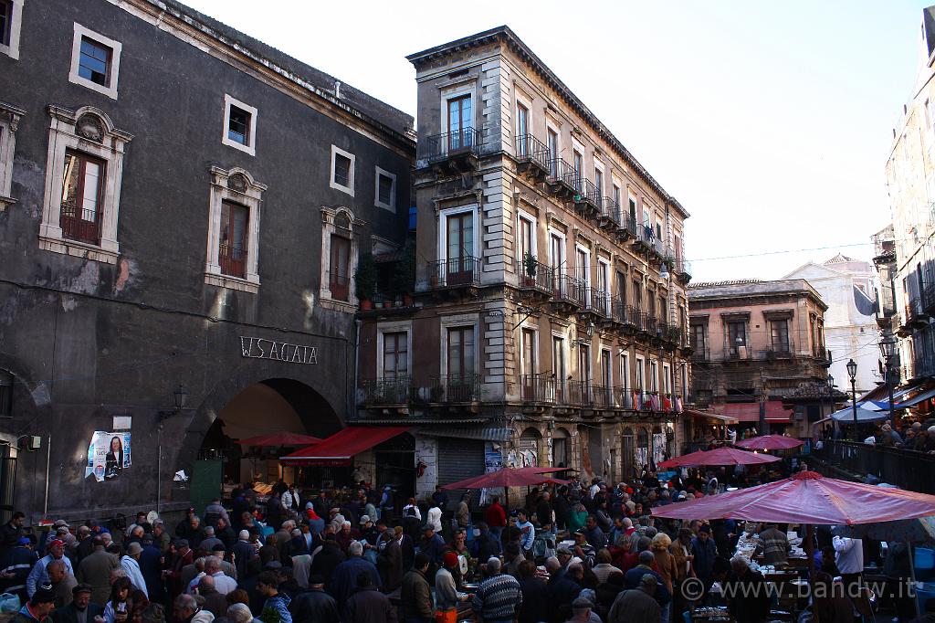 Pescheria Catania_002.JPG - Piazza Alonzo Di Benedetto ovvero la piazza della famosa "Pescheria" durante una giornata normale