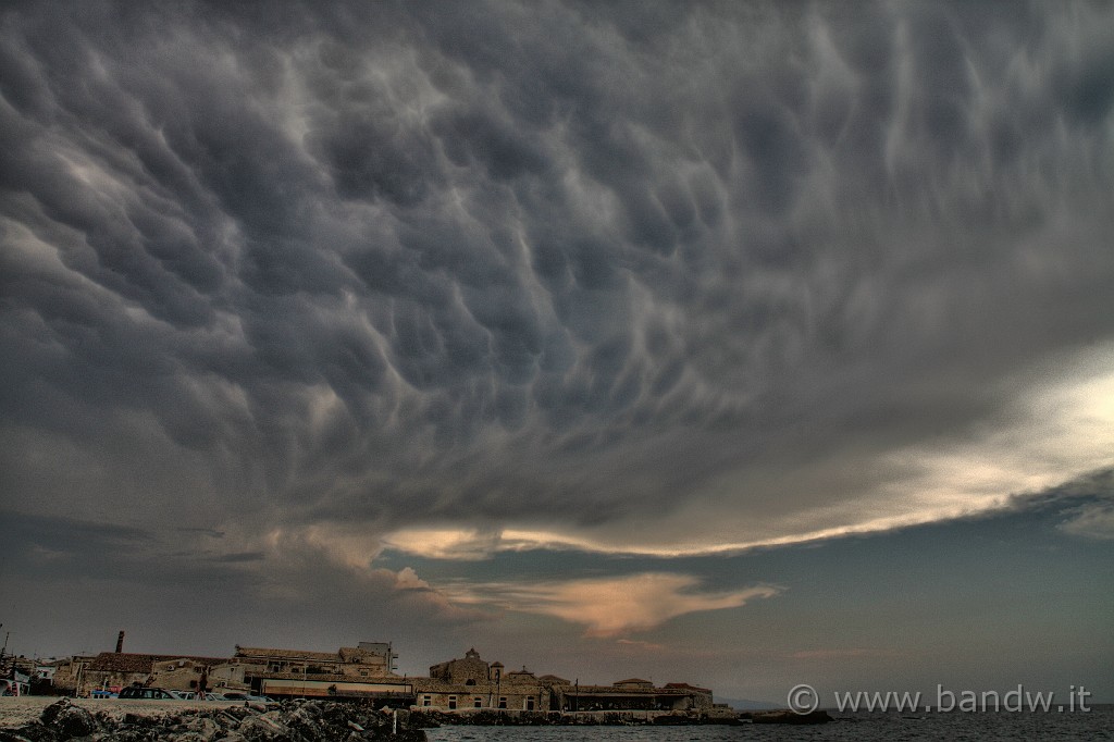 Marzamemi_028.jpg - Marzamemi - Vista dal molo con cielo tempestoso