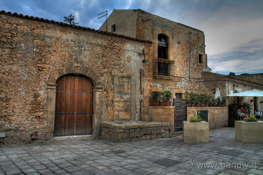 Marzamemi_034.JPG - Marzamemi - Abitazioni a fianco la tonnara del borgo