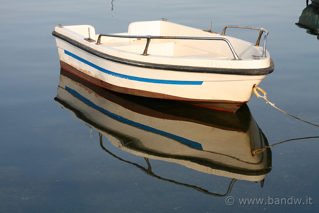 Marzamemi_130.JPG - Imbarcazioni alla Boa al porticciolo di Marzamemi