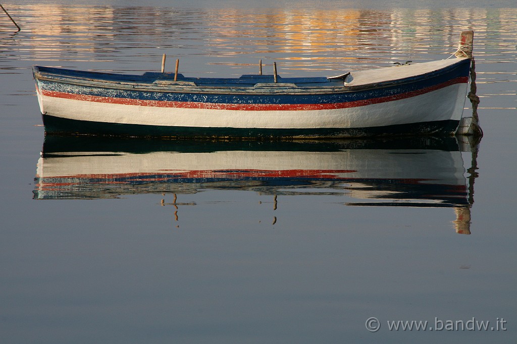 Marzamemi_132.JPG - Imbarcazioni alla Boa al porticciolo di Marzamemi