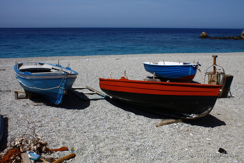 Scilla e Chianalea_005.JPG - Barche sulla spiaggia del lungomare di Scilla