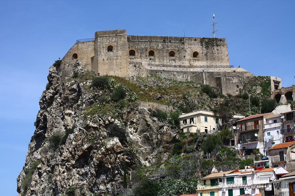 Scilla e Chianalea_007.JPG - Il castello Ruffo di Scilla visto dal lungomare