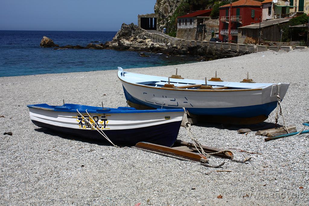 Scilla e Chianalea_008.JPG - Ancora barche sulla spiaggia del lungomare di Scilla