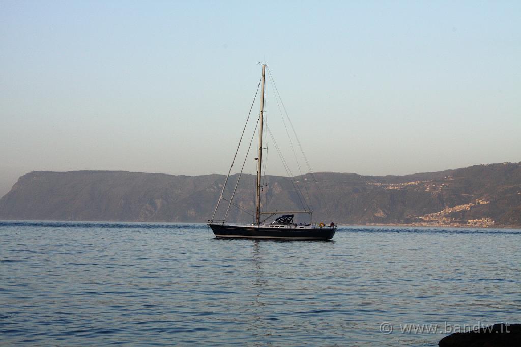 Scilla e Chianalea_024.JPG - Viaggatori del mare alla fonda davanti a Chianalea