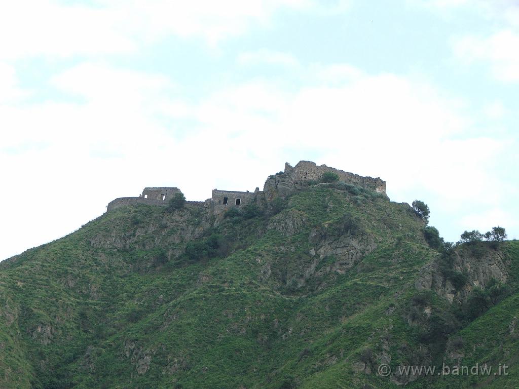 Castello di Calatabiano_001.JPG - Ecco come si vedeva il Castello prima del restauro nel 2006