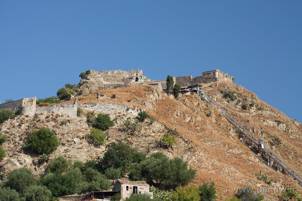 Castello di Calatabiano_002.JPG - Ecco come si vede oggi, nel 2009, il Castello dal centro del paese di Caltabiano dopo il restauro durato 2 anni