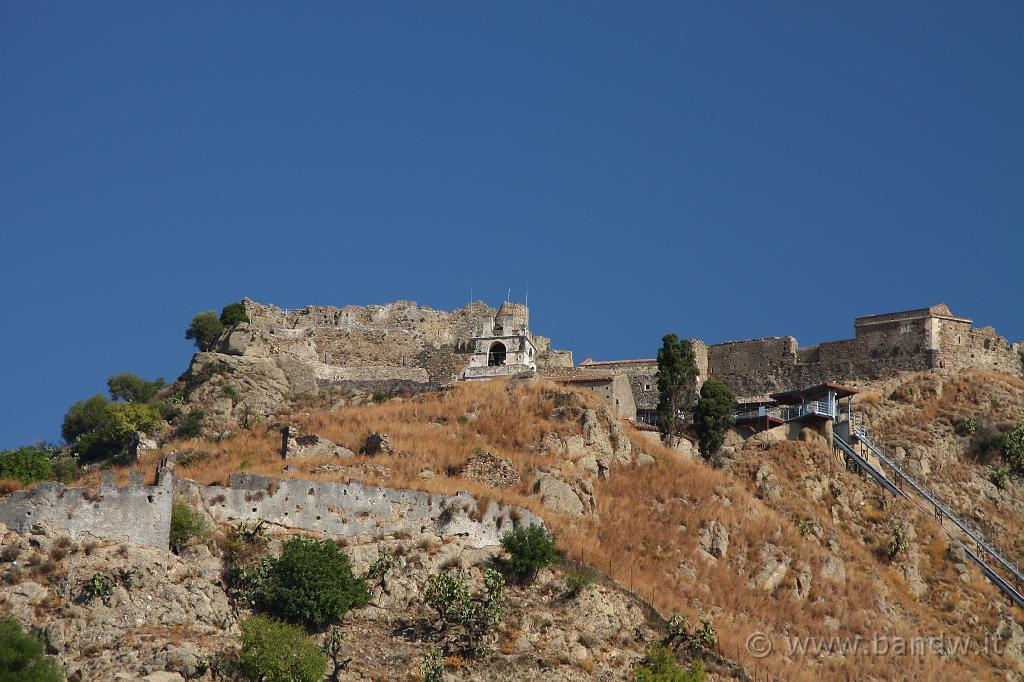 Castello di Calatabiano_004.JPG - Ecco come si vede oggi il Castello dal centro del paese di Caltabiano dopo il restauro durato 2 anni