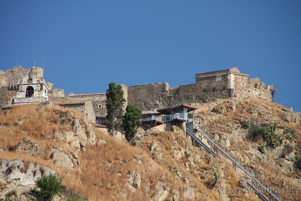 Castello di Calatabiano_006.JPG - Ecco come si vede oggi, nel 2009, il Castello dal centro del paese di Caltabiano dopo il restauro durato 2 anni