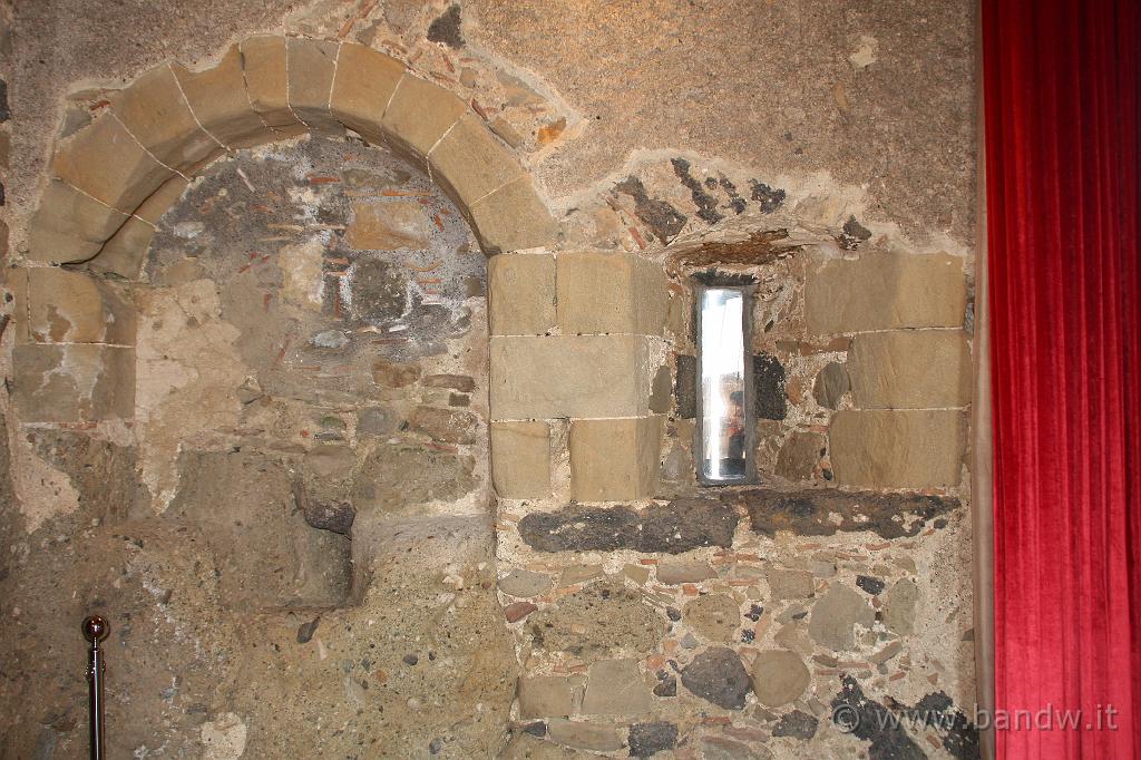 Castello di Calatabiano_034.JPG - Particolare dentro la Sala Cruyllas