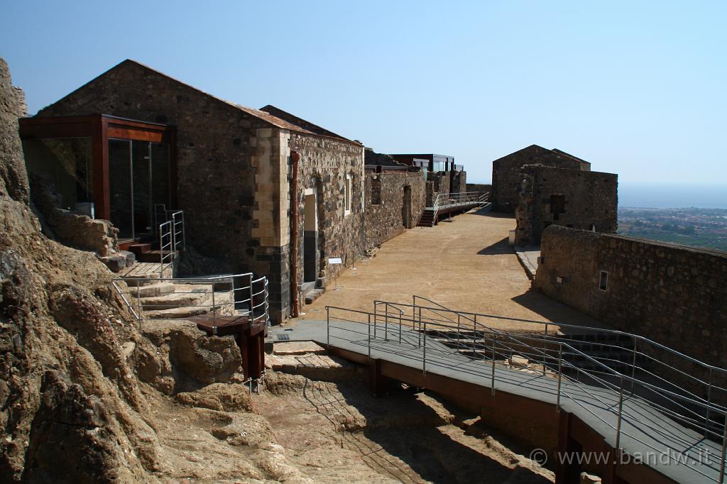 Castello di Calatabiano_041.JPG - Gli interni del castello visti da sopra la sala d'armi