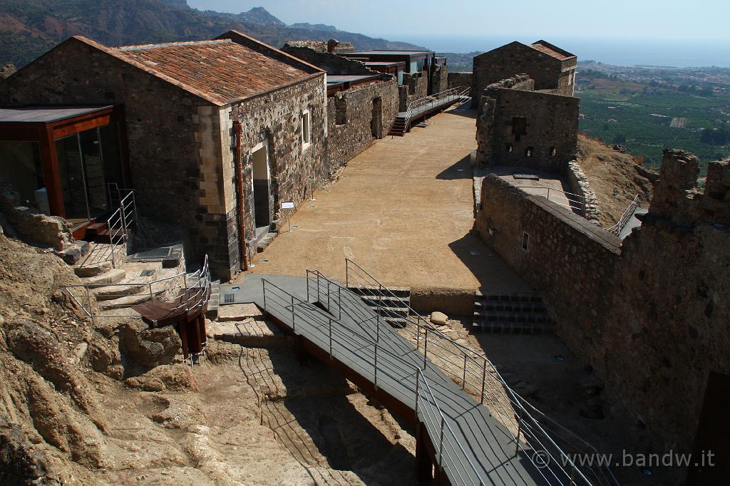 Castello di Calatabiano_042.JPG - Gli interni del castello visti da sopra la sala d'armi