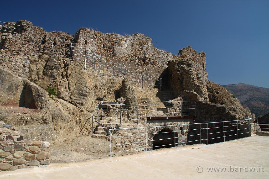 Castello di Calatabiano_043.JPG - Gli interni del castello visti da sopra la sala d'armi