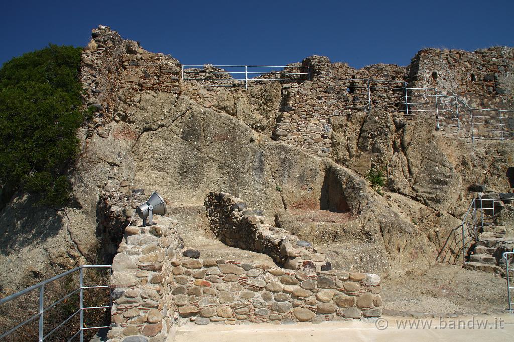 Castello di Calatabiano_044.JPG - Gli interni del castello visti da sopra la sala d'armi