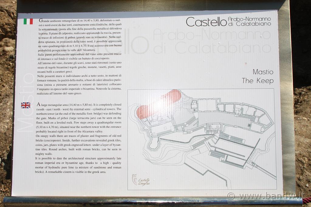 Castello di Calatabiano_050.JPG - La descrizione del luogo sul percorso storico-archeologico