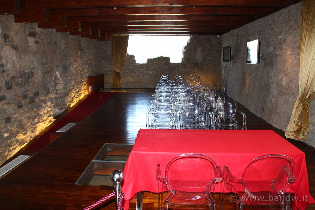 Castello di Calatabiano_070.JPG - La sala d'armi