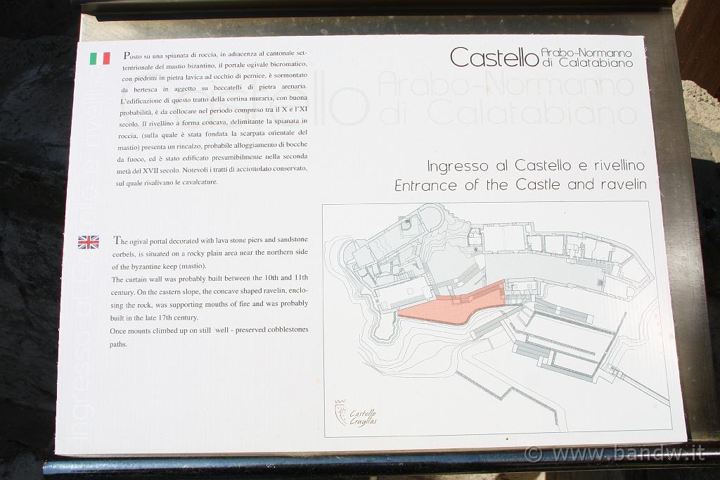 Castello di Calatabiano_090.JPG - La descrizione del luogo sul percorso storico-archeologico