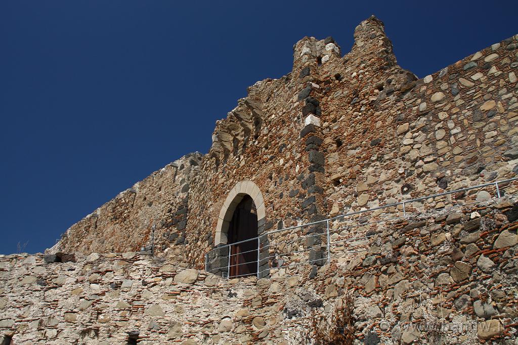Castello di Calatabiano_097.JPG - Le mura del Castello ed il portone d'ingresso